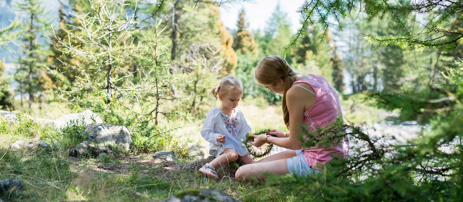 familie-spielen-wandern