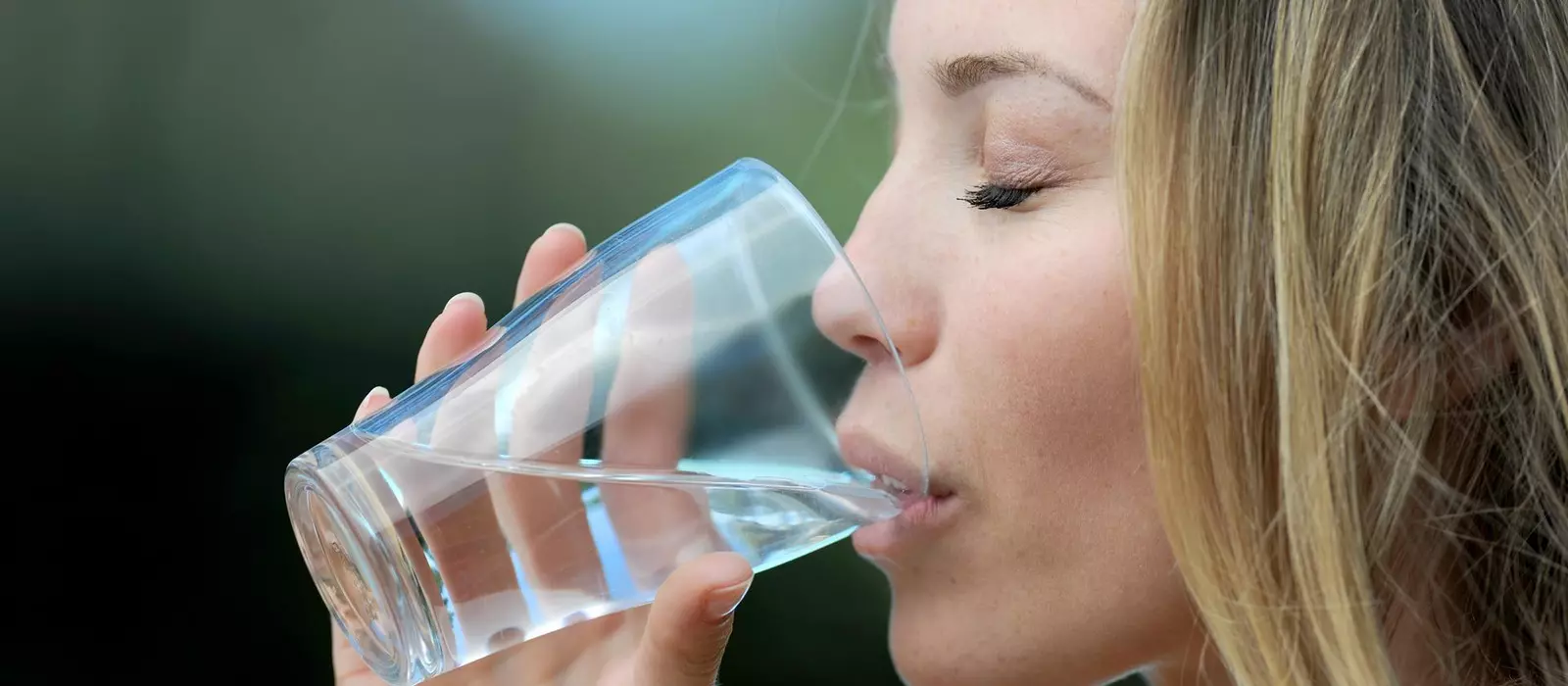 frau-mit-wasserglas