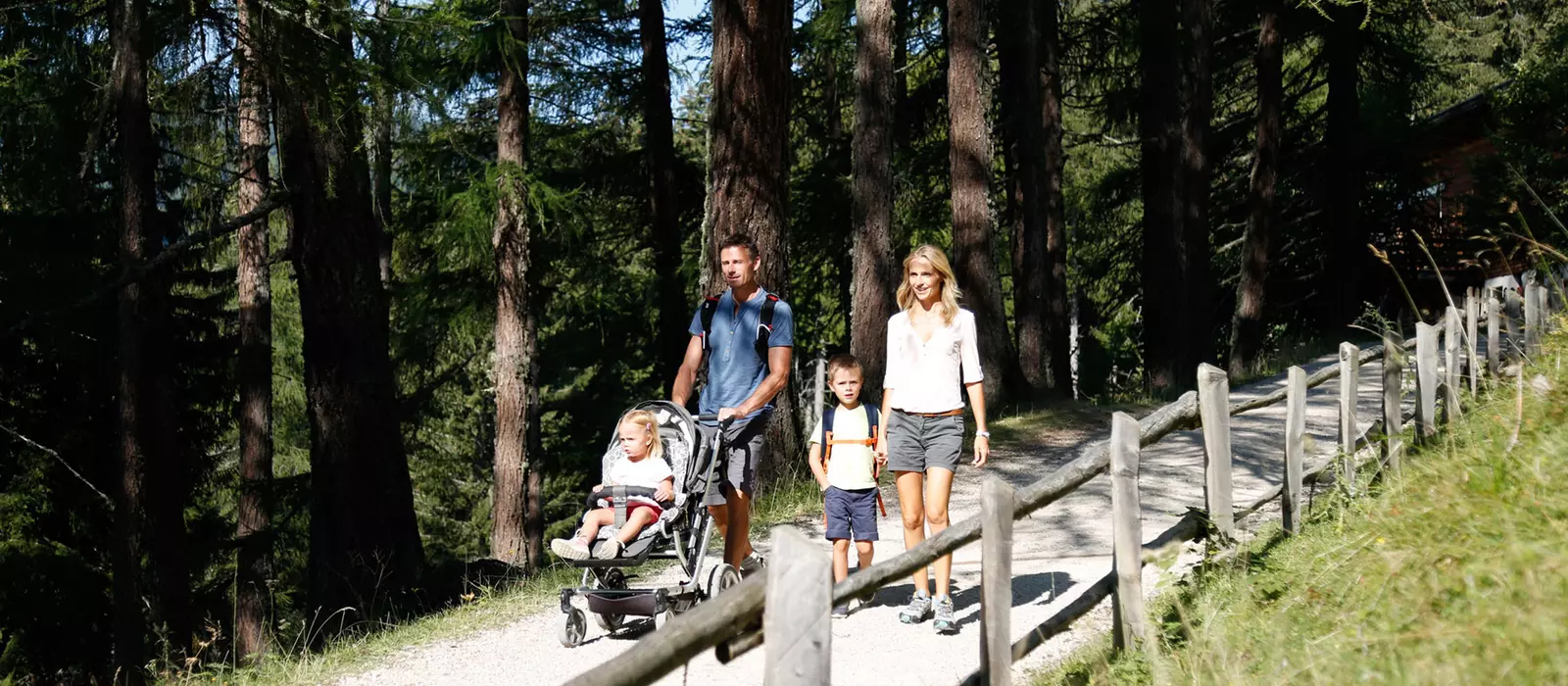 spazieren-familie-weg